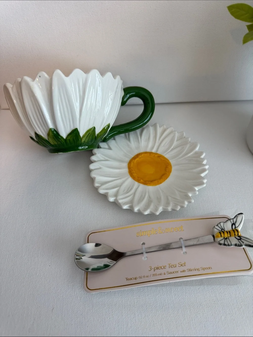 Simple & Sweet 3-Piece Daisy & Bee Tea Set